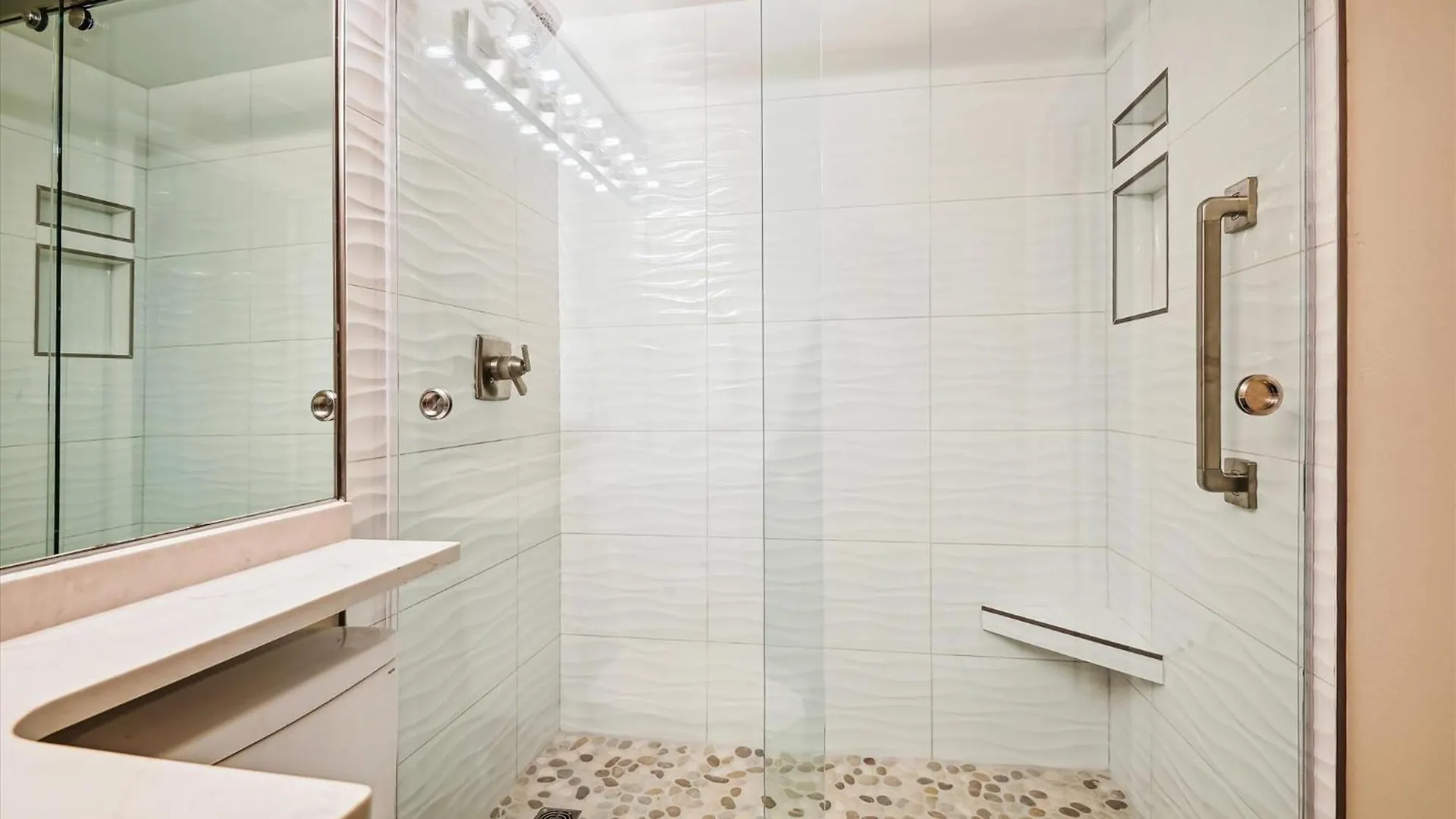 Shores of Panama 401: Beachfront 3-Bedroom Condo with Parking Panama City Beach 0*,